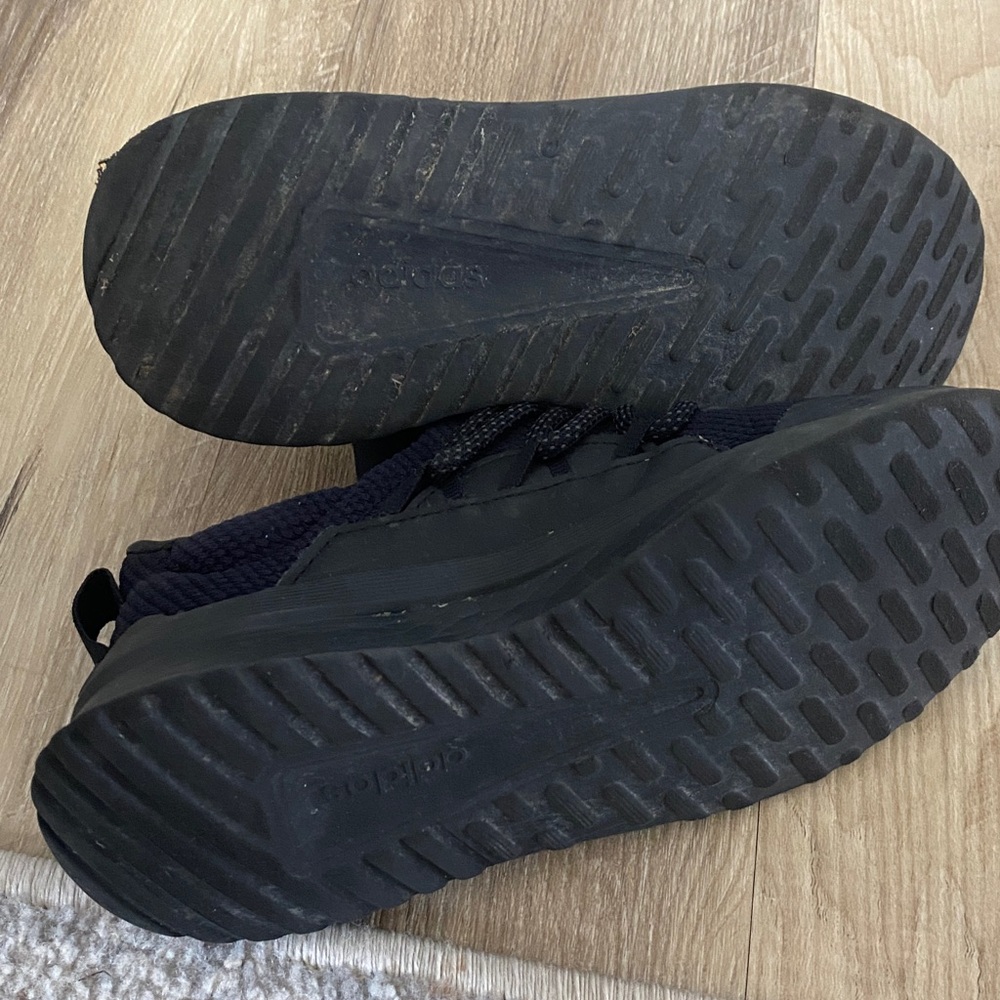 Kids Adidas shoes - Picture 6 of 7